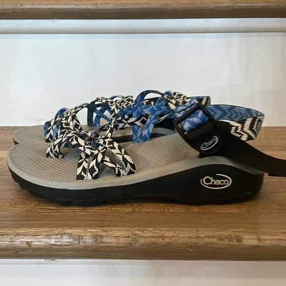 Chacos. Black and white, like new - Picture 3 of 6